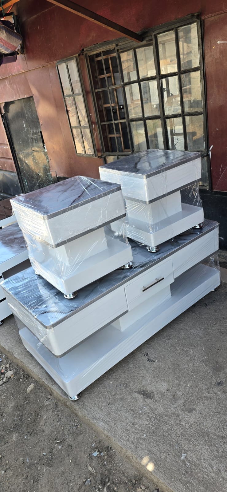 Classic coffe table with two stools